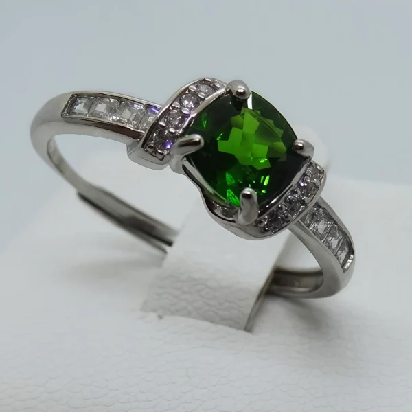 Damenring mit grünem Diopsid