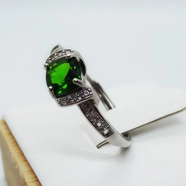 Damenring mit grünem Diopsid
