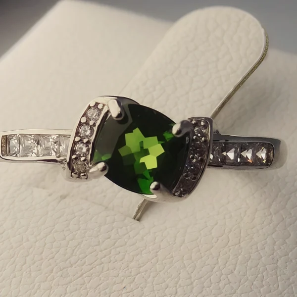 Damenring mit grünem Diopsid