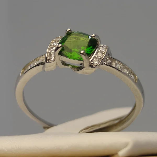 Damenring mit grünem Diopsid