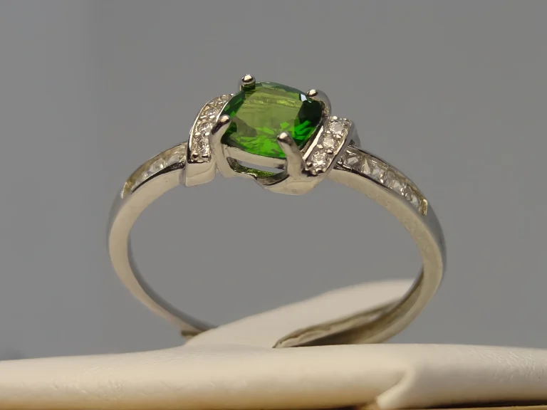 Damenring mit grünem Diopsid