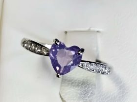 Herz-DR0002-01 Dieser elegante Damenring Silber mit herzförmigem Amethyst