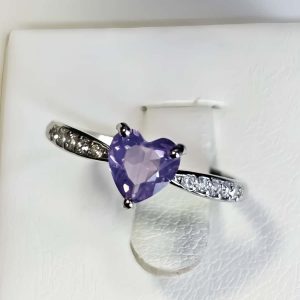 Dieser elegante Damenring Silber mit herzförmigem Amethyst