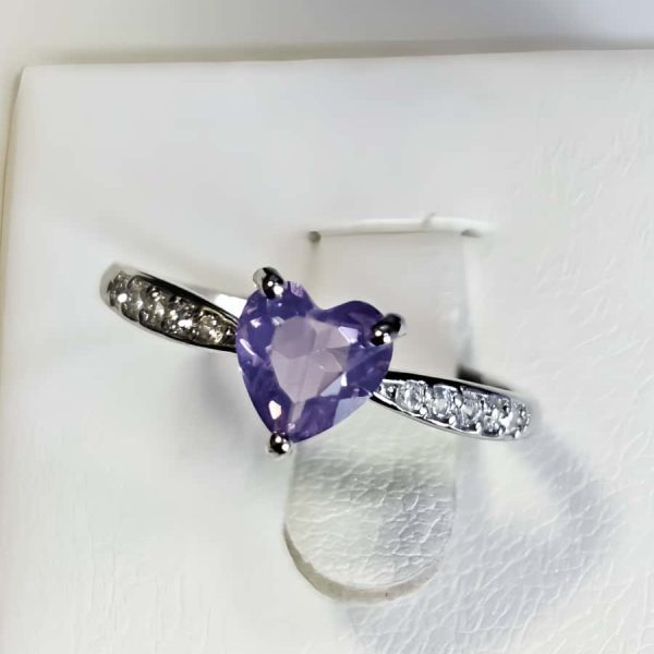 Dieser elegante Damenring Silber mit herzförmigem Amethyst