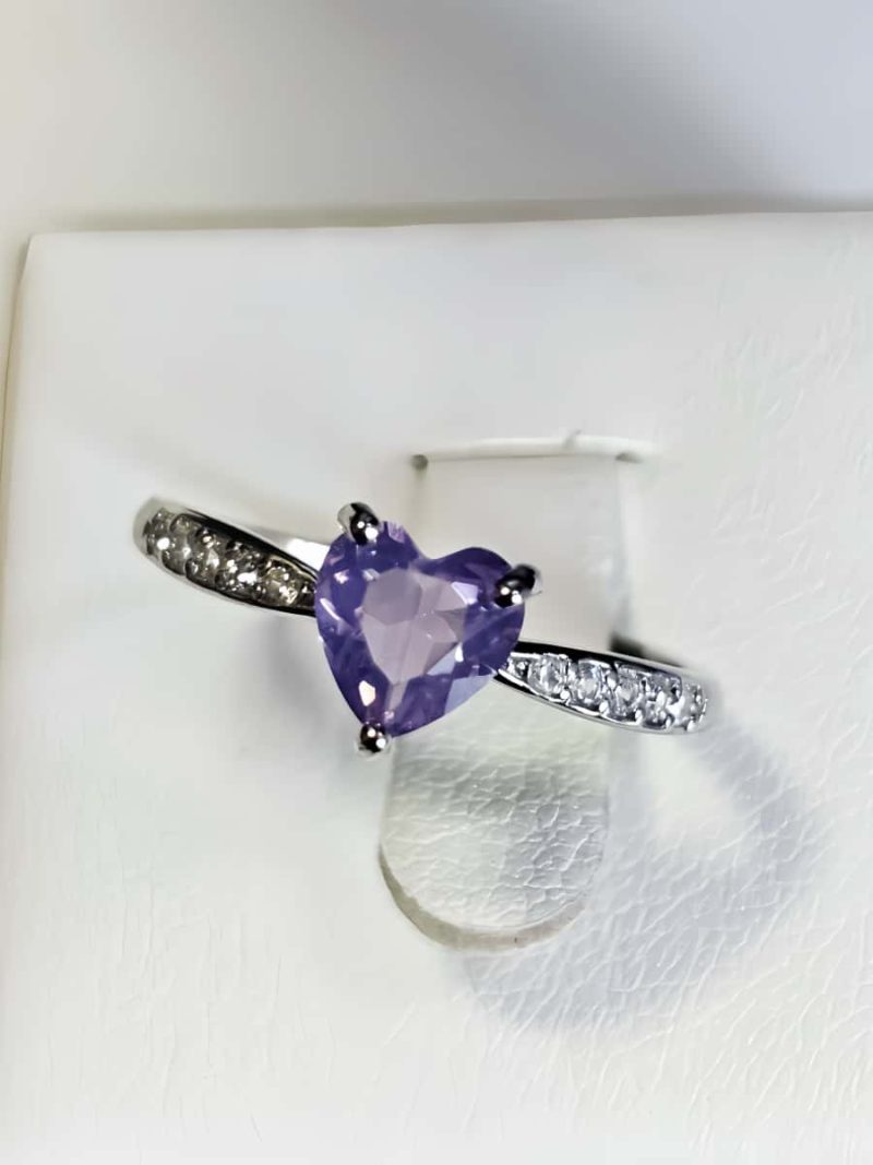 Dieser elegante Damenring Silber mit herzförmigem Amethyst