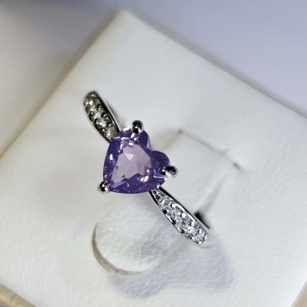 Dieser elegante Damenring Silber mit herzförmigem Amethyst