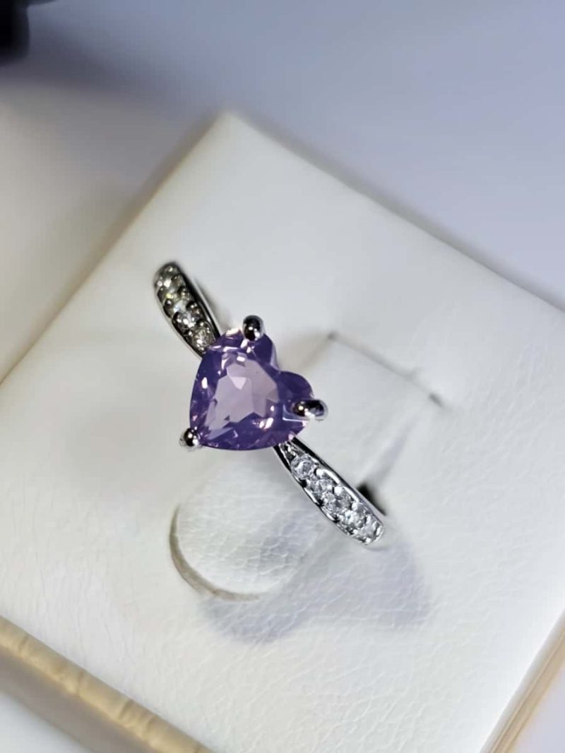 Dieser elegante Damenring Silber mit herzförmigem Amethyst