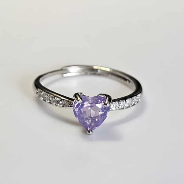 Dieser elegante Damenring Silber mit herzförmigem Amethyst