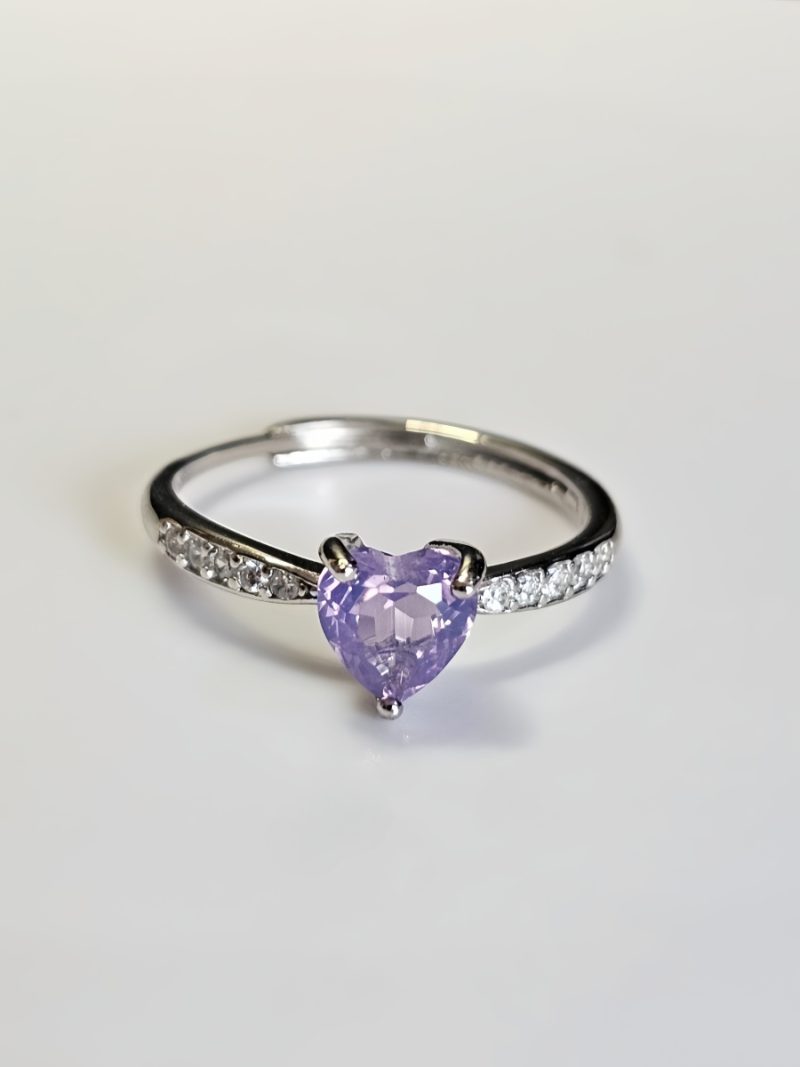 Dieser elegante Damenring Silber mit herzförmigem Amethyst