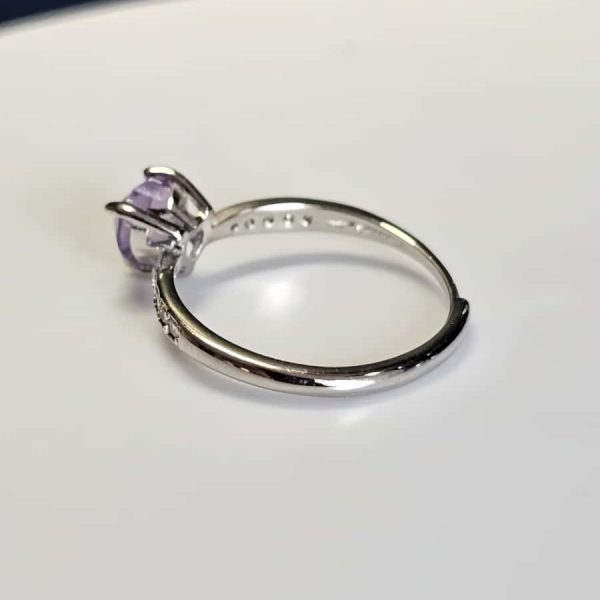Dieser elegante Damenring Silber mit herzförmigem Amethyst