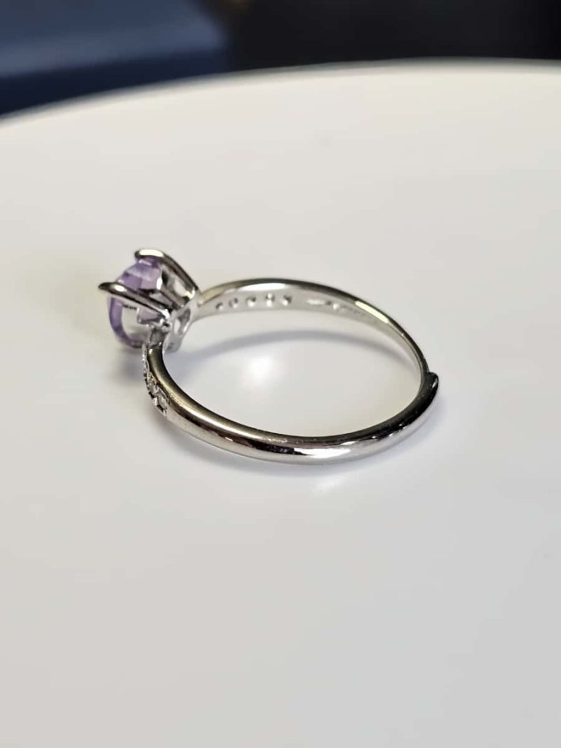 Dieser elegante Damenring Silber mit herzförmigem Amethyst