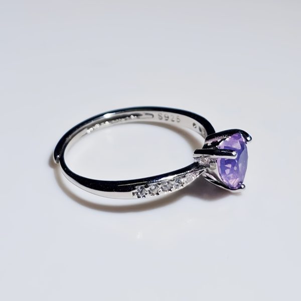 Dieser elegante Damenring Silber mit herzförmigem Amethyst