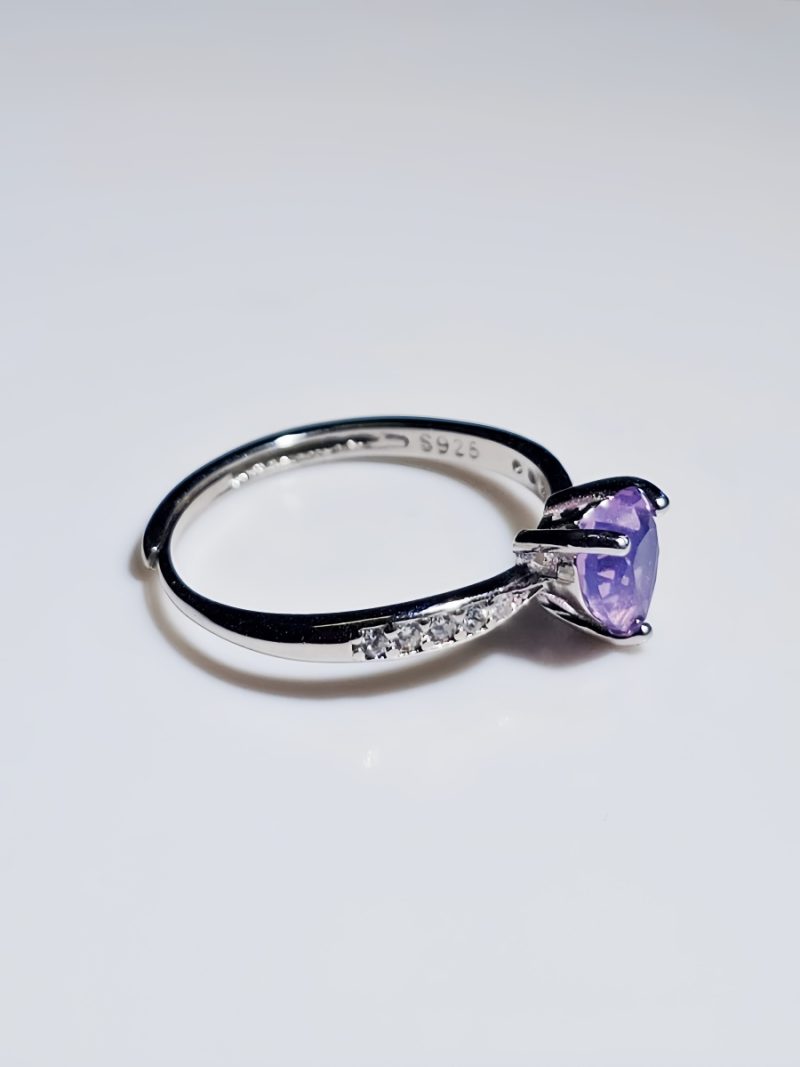 Dieser elegante Damenring Silber mit herzförmigem Amethyst