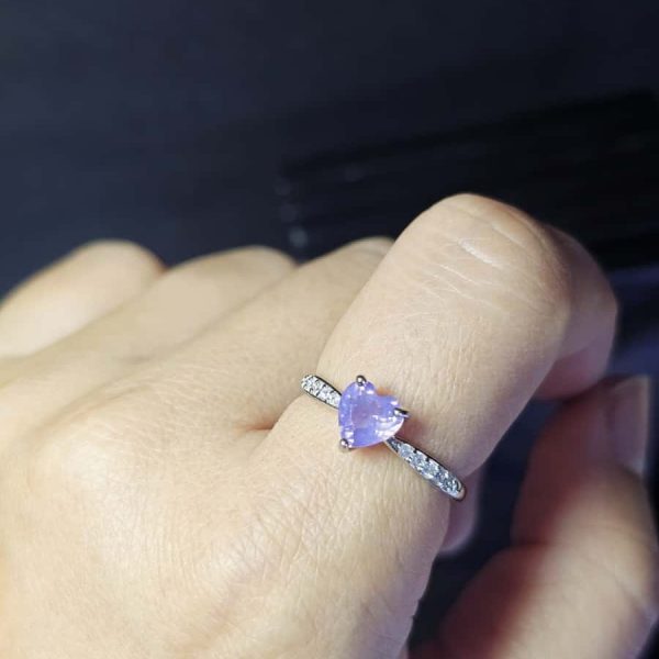 Dieser elegante Damenring Silber mit herzförmigem Amethyst