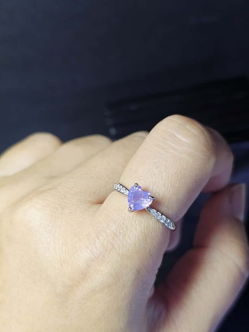 Dieser elegante Damenring Silber mit herzförmigem Amethyst