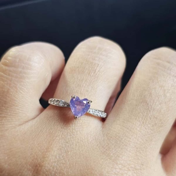 Dieser elegante Damenring Silber mit herzförmigem Amethyst