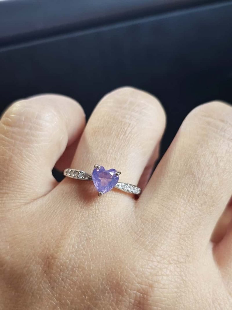 Dieser elegante Damenring Silber mit herzförmigem Amethyst