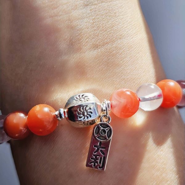 AB-ACT-09 Damenarmband aus rotem Achat Kugeln Bergkristall fein poliert versilberten Details mit chinesischen Schriftzeichen, Detailansicht der chinesischen Schriftzeichen