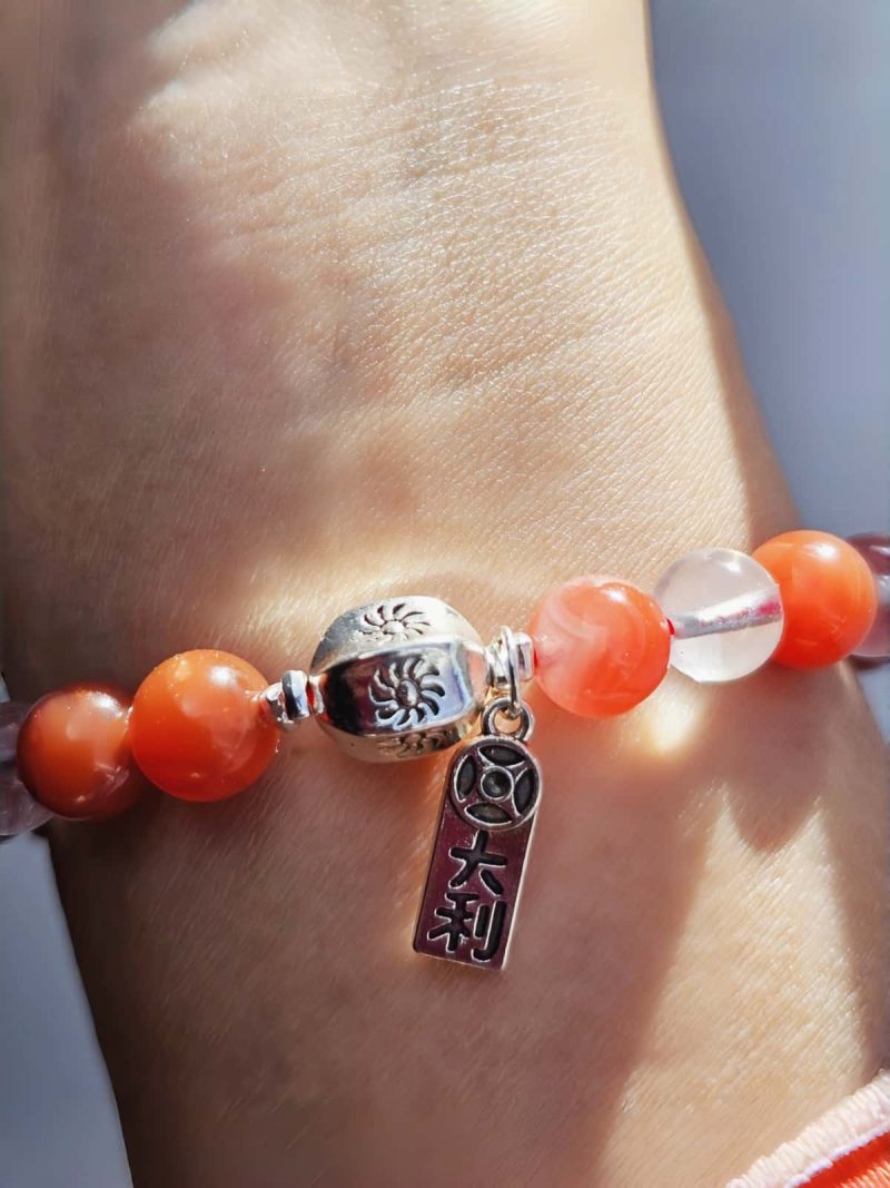 AB-ACT-09 Damenarmband aus rotem Achat Kugeln Bergkristall fein poliert versilberten Details mit chinesischen Schriftzeichen, Detailansicht der chinesischen Schriftzeichen