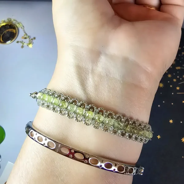 Gold Rutil Quarz Armband Naturstein Armband für Geld, Erfolg Ein Hand Model präsentiert zwei exquisit gestalteter Armbänder mit einem gelenkigen Design, Vorder- und Rückseiten Übersicht. Der Designstil neigt zu einem vintage-höfischen bohemianischen Look.