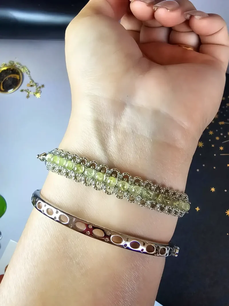 Gold Rutil Quarz Armband Naturstein Armband für Geld, Erfolg Ein Hand Model präsentiert zwei exquisit gestalteter Armbänder mit einem gelenkigen Design, Vorder- und Rückseiten Übersicht. Der Designstil neigt zu einem vintage-höfischen bohemianischen Look.