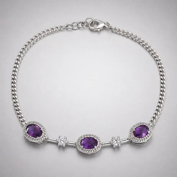 Amethyst Armband aus Kupfer versilbert Amethyst Armband aus silberfarbenem Metall mit ovalen violetten Steinen und funkelnden Zirkonia-Details auf hellem Hintergrund
