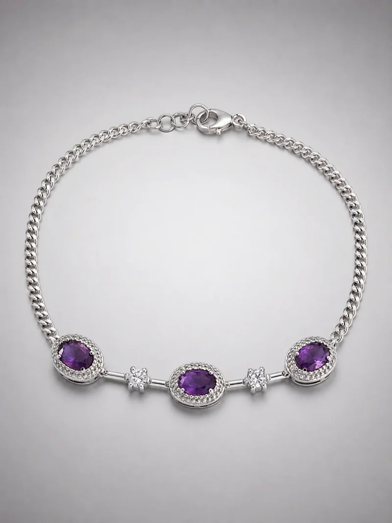 Amethyst Armband aus Kupfer versilbert Amethyst Armband aus silberfarbenem Metall mit ovalen violetten Steinen und funkelnden Zirkonia-Details auf hellem Hintergrund
