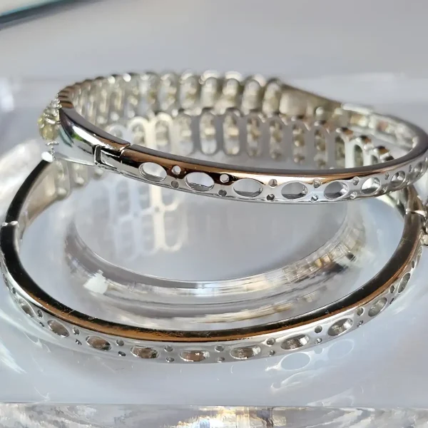 Gold Rutil Quarz Armband Naturstein Armband für Geld, Erfolg Ein Paar elegante Armbänder aus Weißkupfer, besetzt mit funkelnden goldfarbenen Rutilquarzen (Goldhaarstein) bei Rückseite