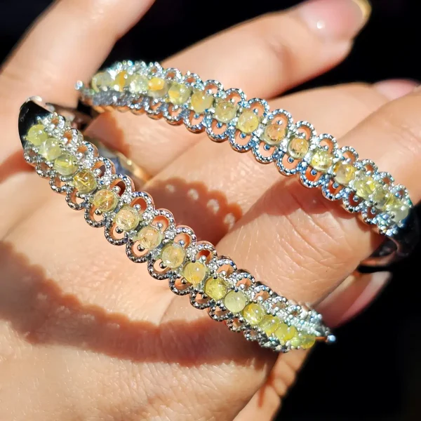 Gold Rutil Quarz Armband Naturstein Armband für Geld, Erfolg Ein Paar elegante Armbänder aus Weißkupfer, besetzt mit funkelnden goldfarbenen Rutilquarzen (Goldhaarstein) unter Sonnlicht