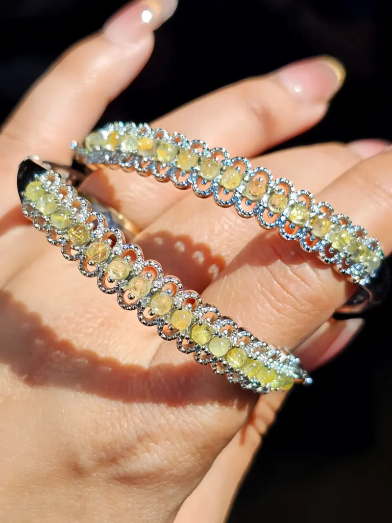 Gold Rutil Quarz Armband Naturstein Armband für Geld, Erfolg Ein Paar elegante Armbänder aus Weißkupfer, besetzt mit funkelnden goldfarbenen Rutilquarzen (Goldhaarstein) unter Sonnlicht