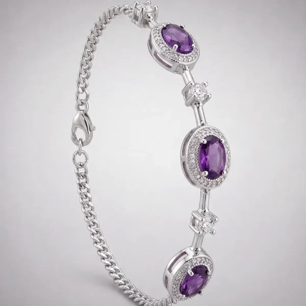 Amethyst Armband aus Kupfer versilbert Amethyst Armband aus silberfarbenem Metall mit ovalen violetten Steinen und funkelnden Zirkonia-Details auf hellem Hintergrund