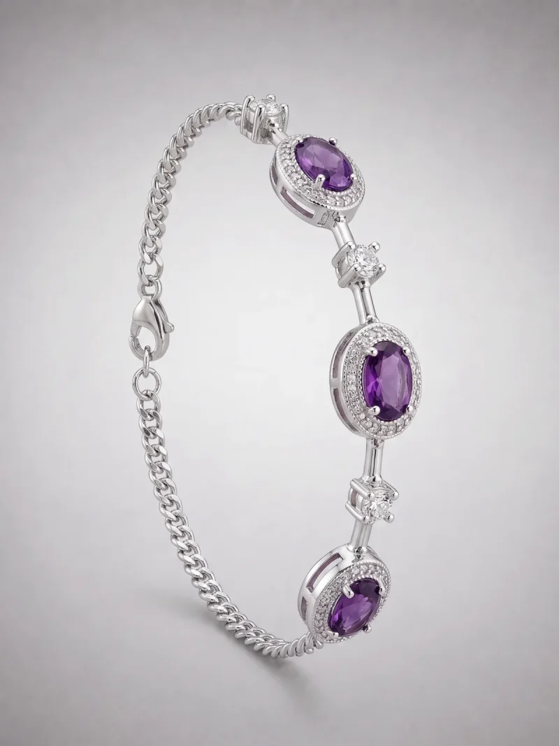 Amethyst Armband aus Kupfer versilbert Amethyst Armband aus silberfarbenem Metall mit ovalen violetten Steinen und funkelnden Zirkonia-Details auf hellem Hintergrund