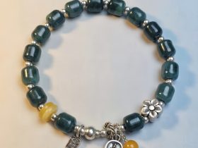 Armband-Blauwasser-Jade-01-1 Damen Armband aus blauem Jadeit mit Bernstein und Silber-Elementen