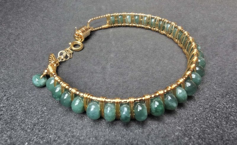 Jade Naturstein Damenarmreif türkisgrün vergoldeter Draht