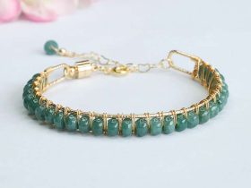 Armband-Blauwasser-Jade-04 Handgefertigtes Armband aus vergoldetem Draht mit grünen Jade-Perlen im Wire-Wrapping-Stil