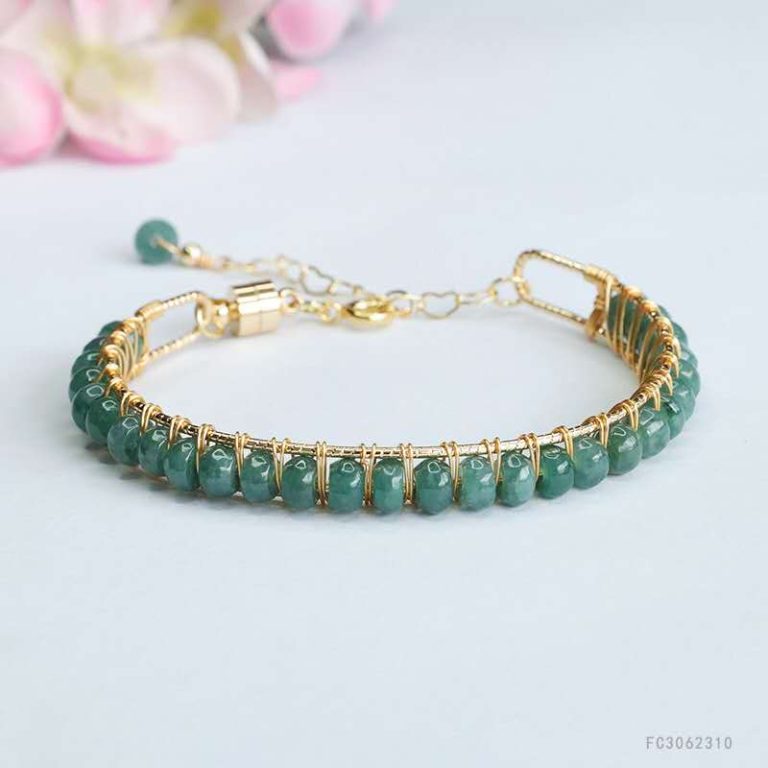 Grünes Jade Armband mit Gold-Drahtwicklung - handarbeit Handgefertigtes Armband aus vergoldetem Draht mit grünen Jade-Perlen im Wire-Wrapping-Stil