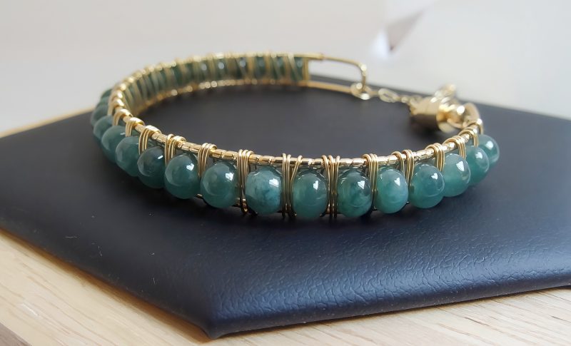 Armband-blauwasser-jade-01 Jade Naturstein Damenarmreif türkisgrün vergoldeter Draht