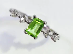 DR-SIL-03-2 ein 925er Silber Damenring mit grünem Peridot Edelstein und Zirkonia, Geometrisch Look, Würfel-Design Hauptstein in design, vor ein weißer Hintergrund
