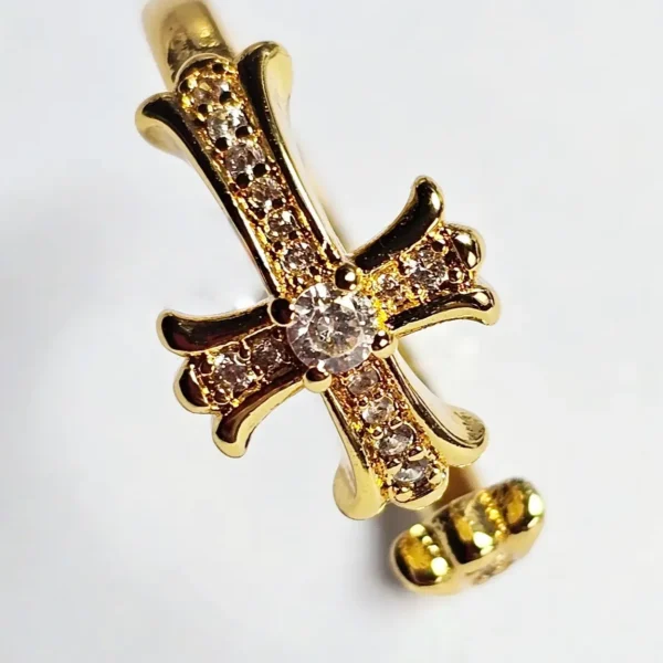 Moderner offener Damenring mit Kreuz-Design Goldfarbener offener Kreuz Ring mit funkelnden Zirkonia-Steinen für Damen im minimalistischen Stil