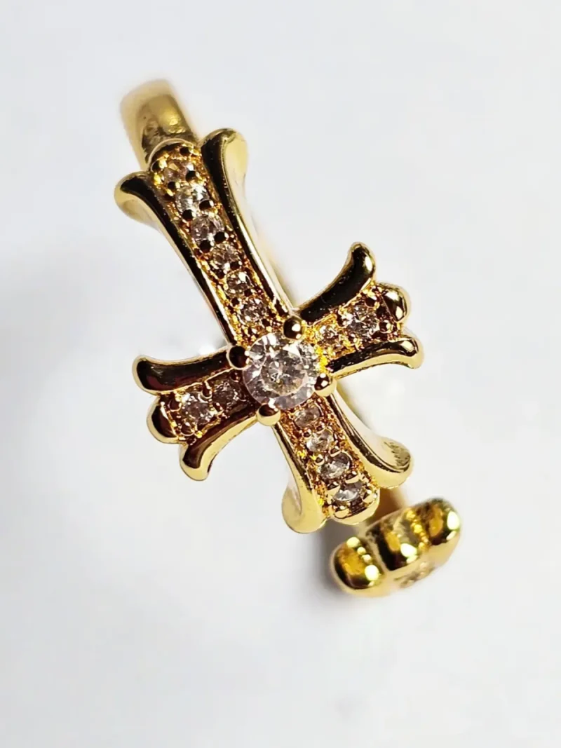 Moderner offener Damenring mit Kreuz-Design Goldfarbener offener Kreuz Ring mit funkelnden Zirkonia-Steinen für Damen im minimalistischen Stil