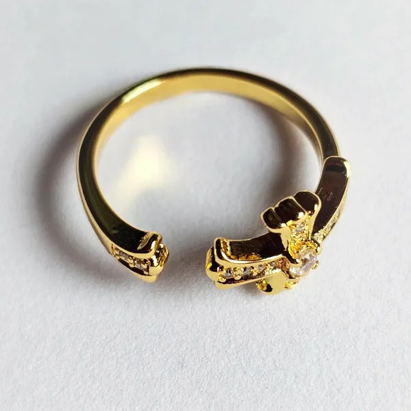 Moderner offener Damenring mit Kreuz-Design Goldfarbener offener Kreuz Ring mit funkelnden Zirkonia-Steinen für Damen im minimalistischen Stil