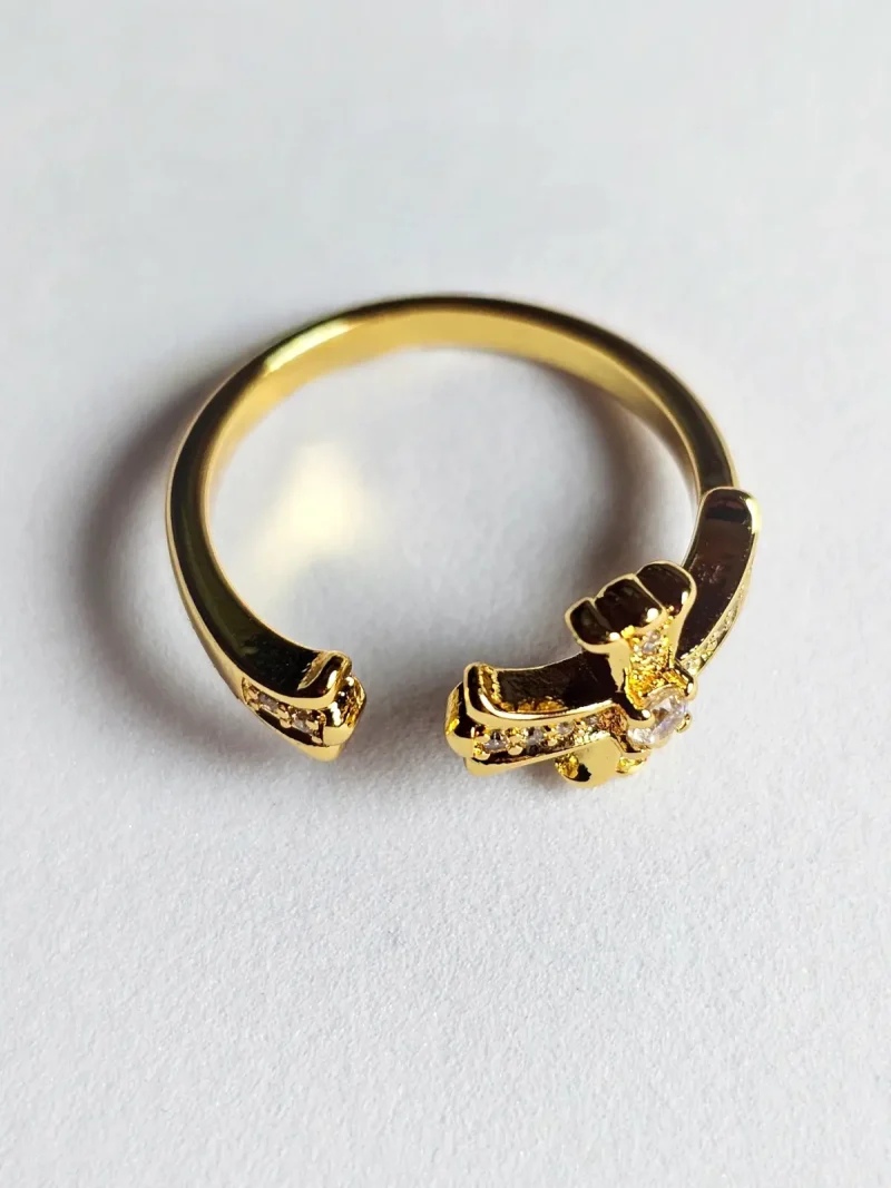 Moderner offener Damenring mit Kreuz-Design Goldfarbener offener Kreuz Ring mit funkelnden Zirkonia-Steinen für Damen im minimalistischen Stil