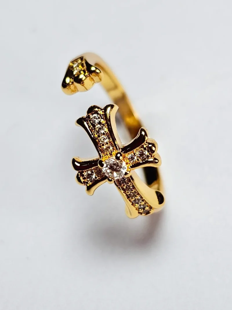 Moderner offener Damenring mit Kreuz-Design Goldfarbener offener Kreuz Ring mit funkelnden Zirkonia-Steinen für Damen im minimalistischen Stil