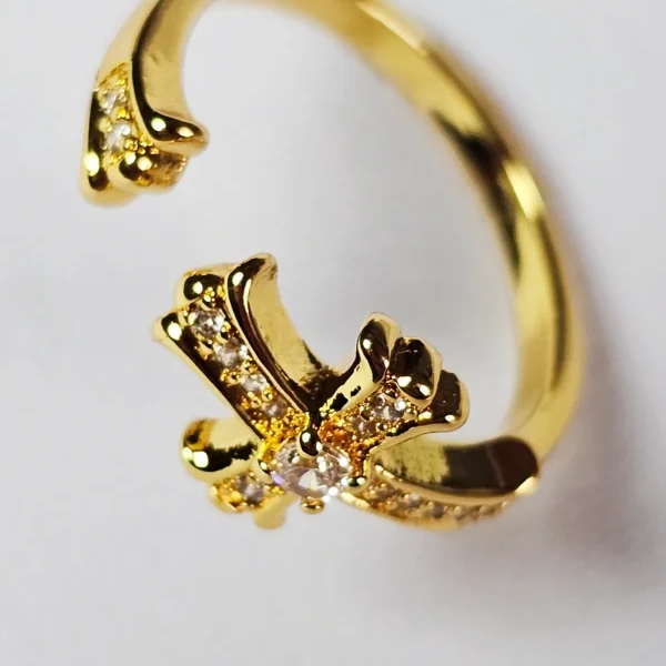 Moderner offener Damenring mit Kreuz-Design Goldfarbener offener Kreuz Ring mit funkelnden Zirkonia-Steinen für Damen im minimalistischen Stil