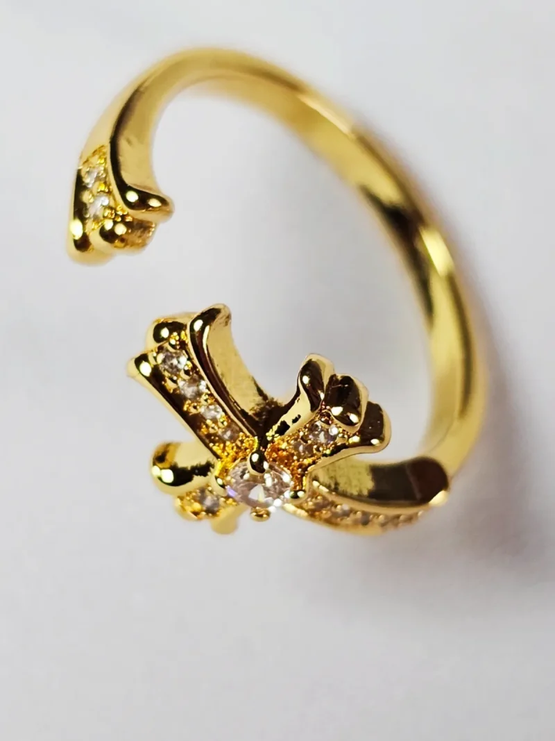Moderner offener Damenring mit Kreuz-Design Goldfarbener offener Kreuz Ring mit funkelnden Zirkonia-Steinen für Damen im minimalistischen Stil