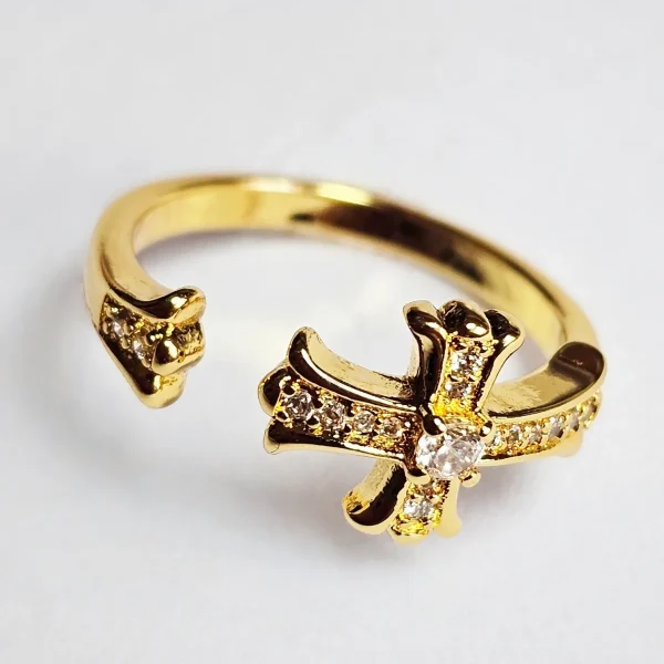 Moderner offener Damenring mit Kreuz-Design Goldfarbener offener Kreuz Ring mit funkelnden Zirkonia-Steinen für Damen im minimalistischen Stil
