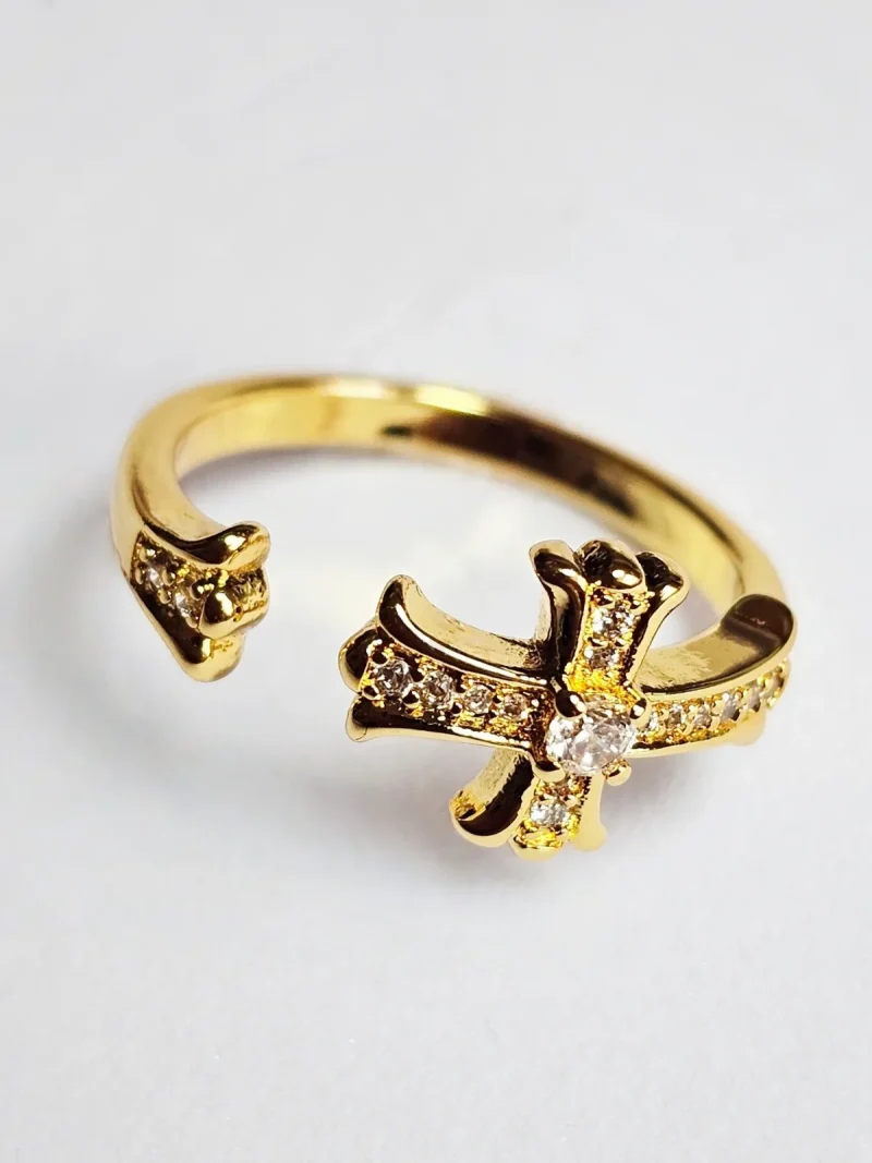 Moderner offener Damenring mit Kreuz-Design Goldfarbener offener Kreuz Ring mit funkelnden Zirkonia-Steinen für Damen im minimalistischen Stil