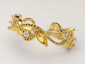Offener goldfarbener Damenring mit gelbem Zirkonia und funkelnden Kristallsteinen im Vintage Stil