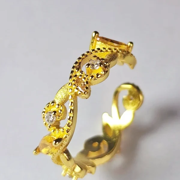 Offener Goldring mit Zirkonia – eleganter Damenring im Vintage Design Offener goldfarbener Damenring mit gelbem Zirkonia und funkelnden Kristallsteinen im Vintage Stil
