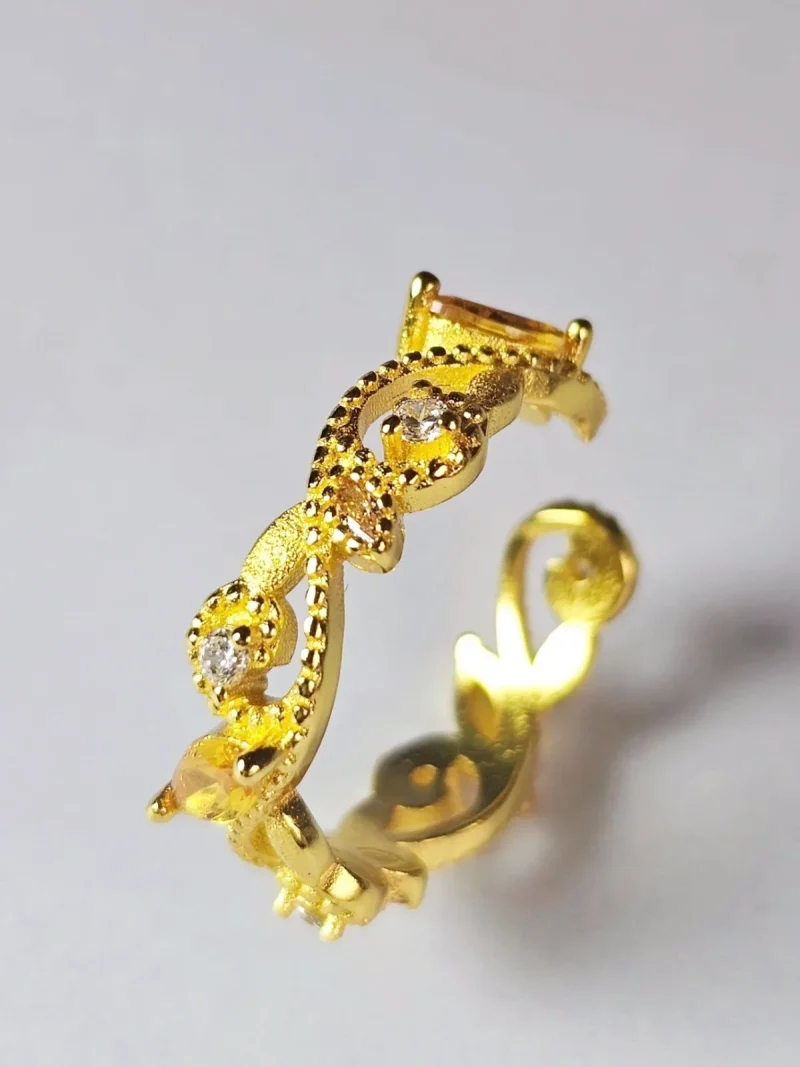 Offener Goldring mit Zirkonia – eleganter Damenring im Vintage Design Offener goldfarbener Damenring mit gelbem Zirkonia und funkelnden Kristallsteinen im Vintage Stil